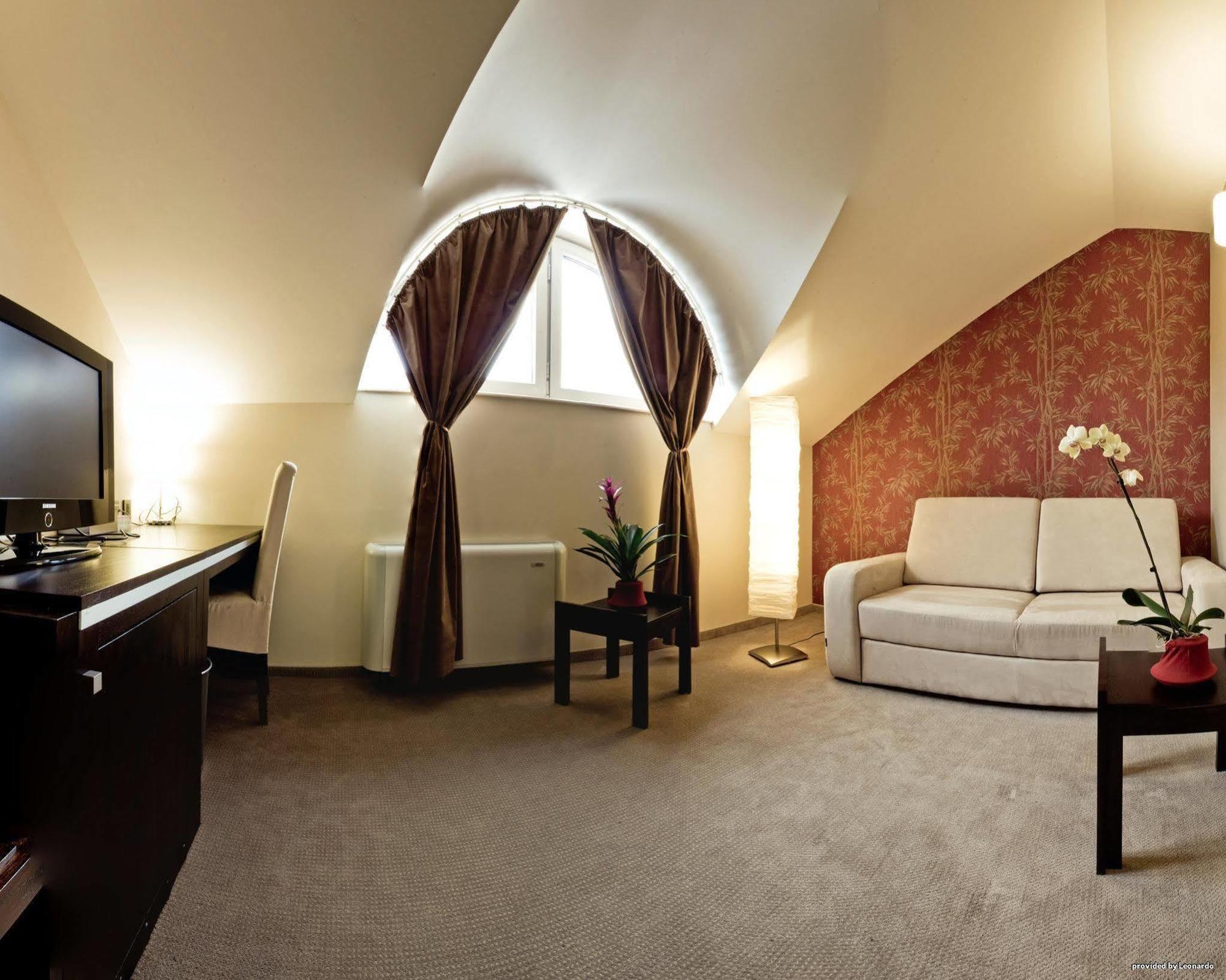 Hotel Forum Garni Суботица Экстерьер фото