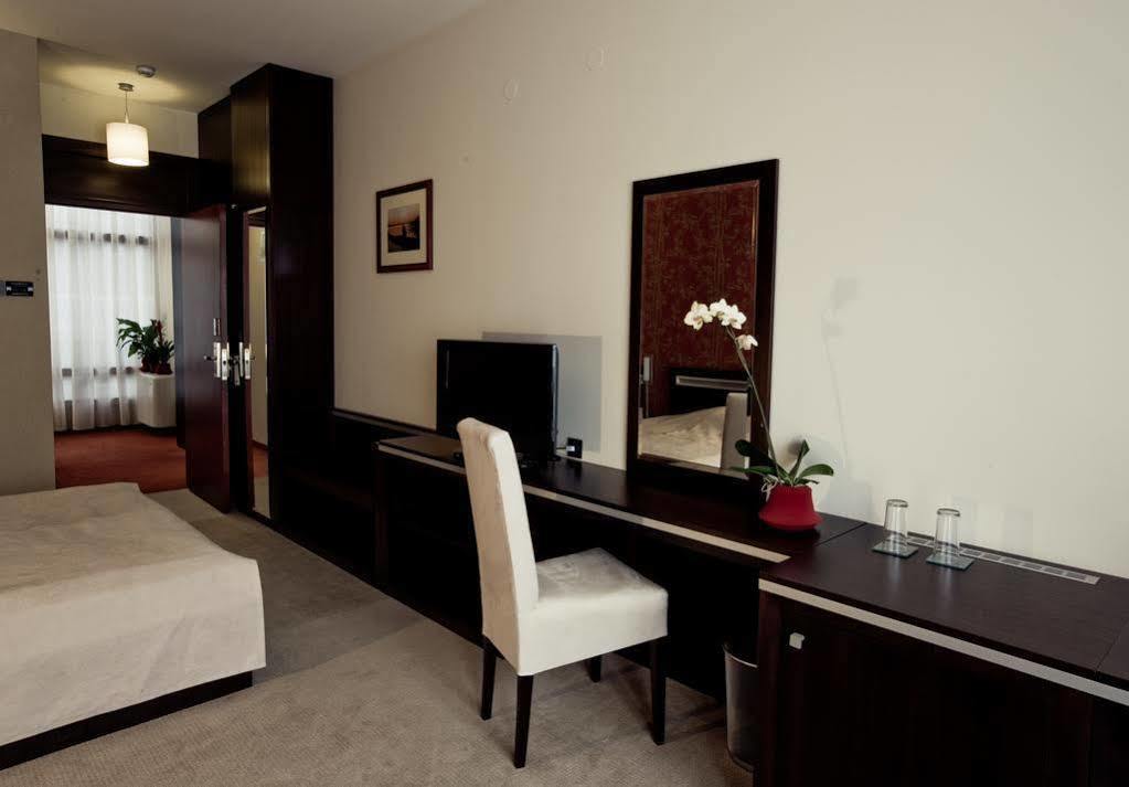 Hotel Forum Garni Суботица Экстерьер фото