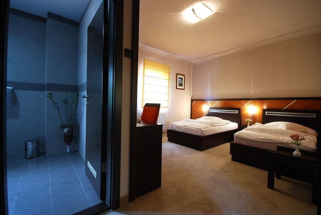 Hotel Forum Garni Суботица Экстерьер фото