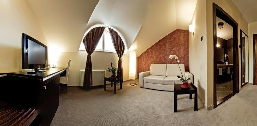 Hotel Forum Garni Суботица Экстерьер фото